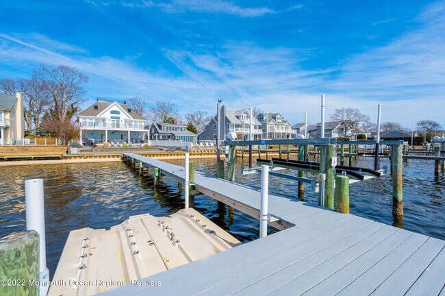 Building Photo - 709 Princeton Ave