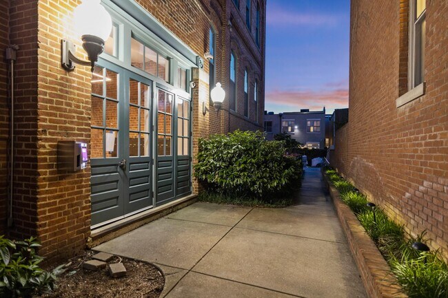 Building Photo - 725 5th St SE