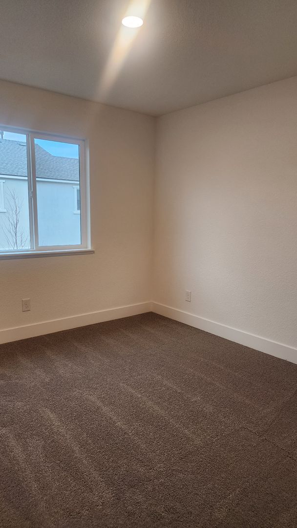 Building Photo - BRAND NEW 4 BEDROOM