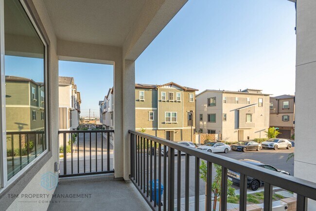 Building Photo - 4 Bed 3.5 Bath Detached House in South El Monte!