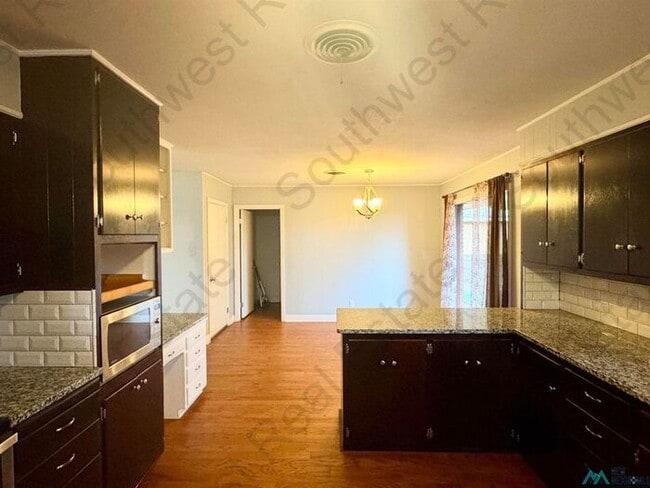 Building Photo - Beautiful 3 bedroom 2 bath brick home