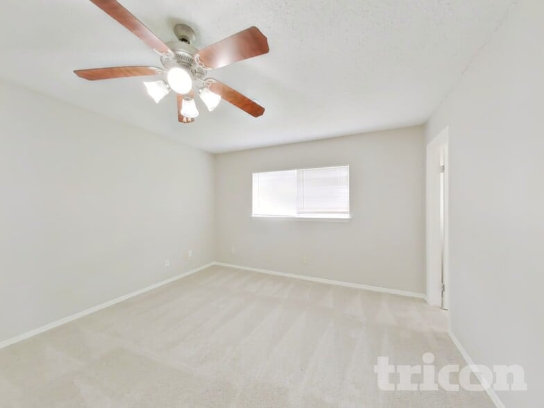 Building Photo - 1911 Deaf Smith Dr