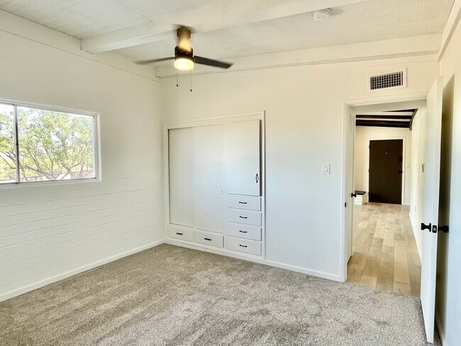 Building Photo - 37830 N Linda Dr