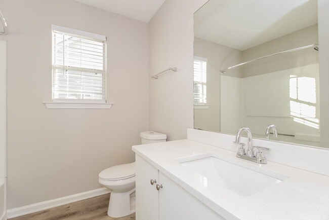 Building Photo - 550 Gardinia Dr