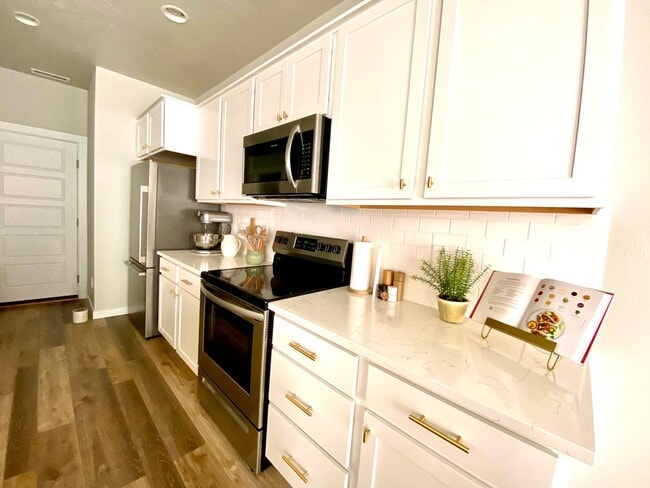 Building Photo - 3 Bedroom 2.5 Bath w/Community Pool AVAILA...