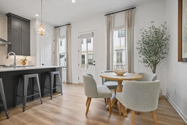 Building Photo - 121 Chestnut Cir