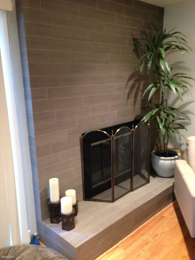 Building Photo - 2 br, 2 bath Apartment - 2057 Donald Dr