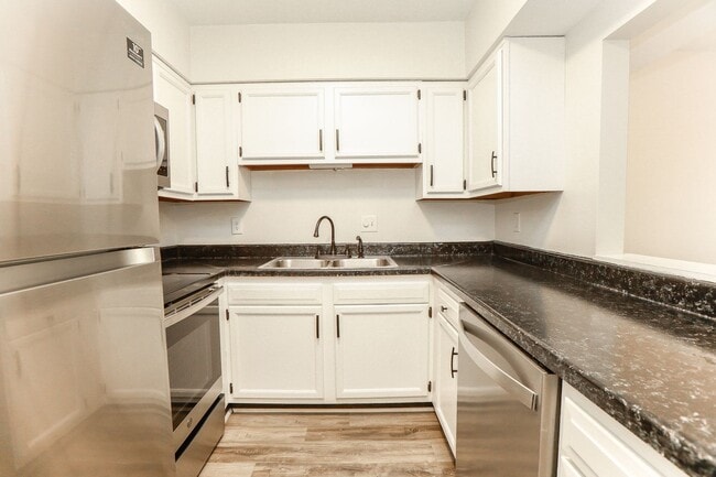 Building Photo - WILLIAMSBURG 2 Bedroom 1.5 Bath Townhome