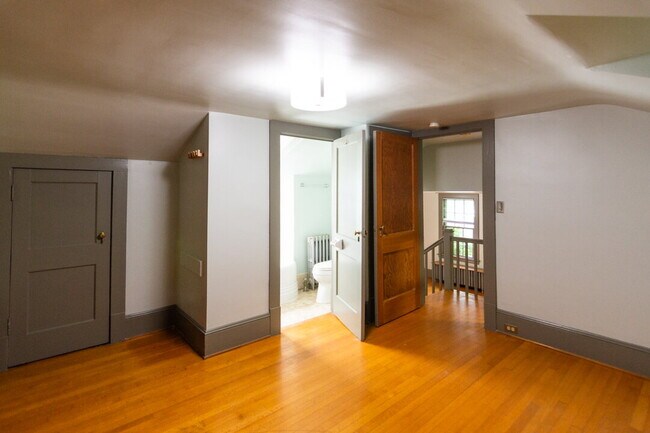 Building Photo - Inviting Stone Home for Rent – Walking Dis...