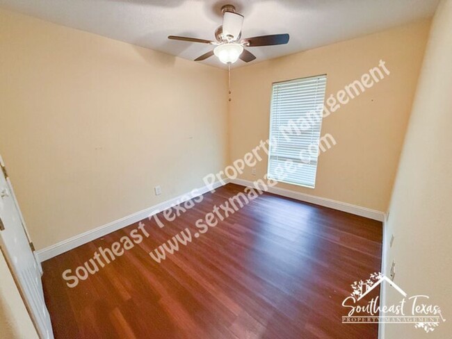 Building Photo - 7425 Wooded Creek Dr