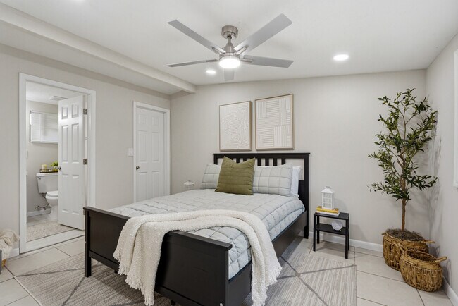 Building Photo - 2111 Bourget Dr