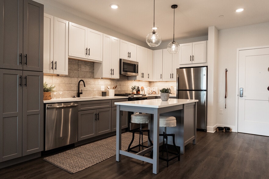 Kitchen - Arlo Apartment Homes
