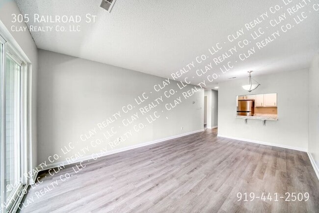 Building Photo - 305 Railroad St