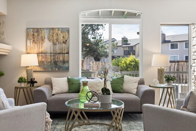 Building Photo - Recently Remodeled Unit