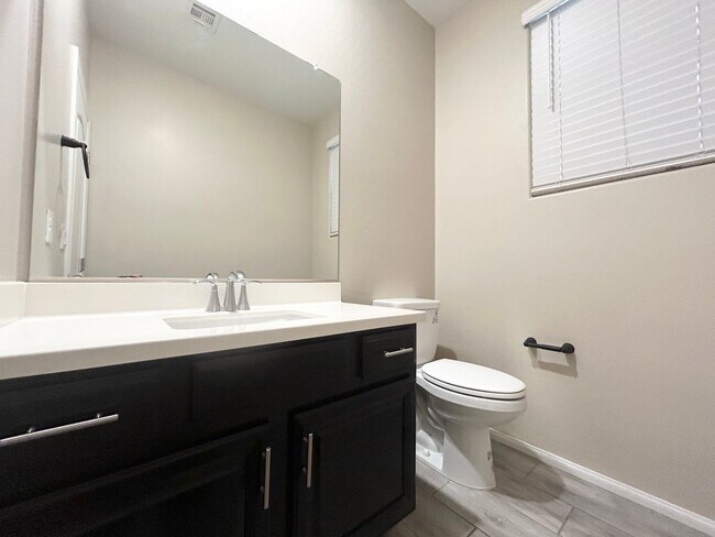 Building Photo - 3/BD 2.5/BA Bright & Stylish Mountain’s Ed...