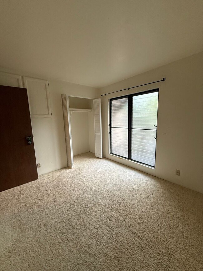 Building Photo - For Rent | 2 Bedroom, 2 bathroom Condo in Kona Eastwind with 1 assigned parking stall