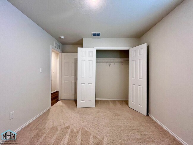 Building Photo - Charming 3-Bedroom, 2-Bathroom Oasis Nestled in the Vibrant Heart of San Antonio, Texas!
