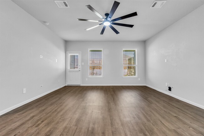 Building Photo - 935 Golden Willow Ln