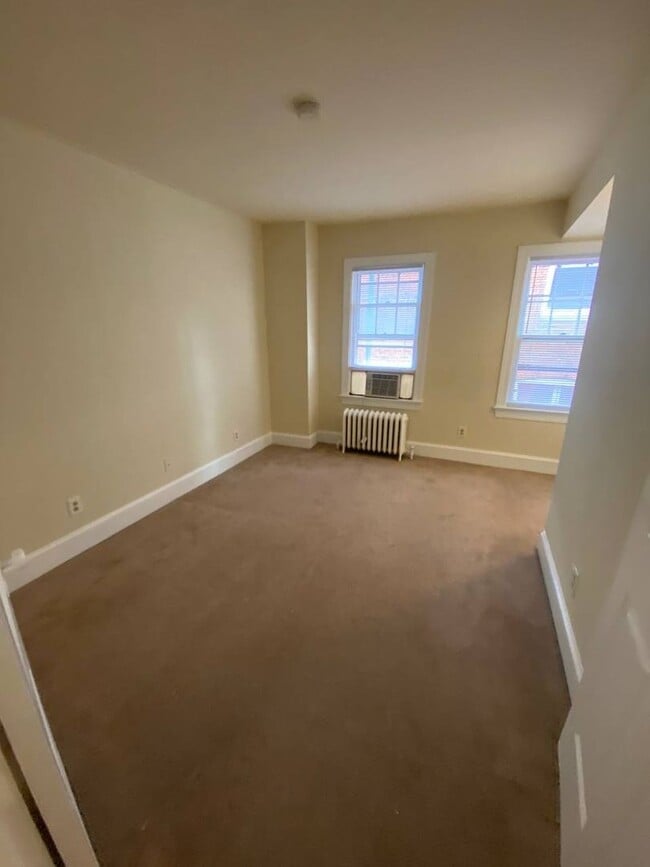 Building Photo - Incredibly Charming 3 Bedroom 2 Bath Victorian Style Farmhouse in Mount Pleasant! Just Steps From...