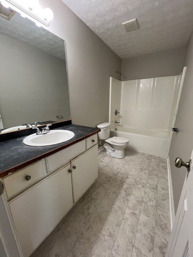 Building Photo - 3 Bedroom, 2 Bath Home