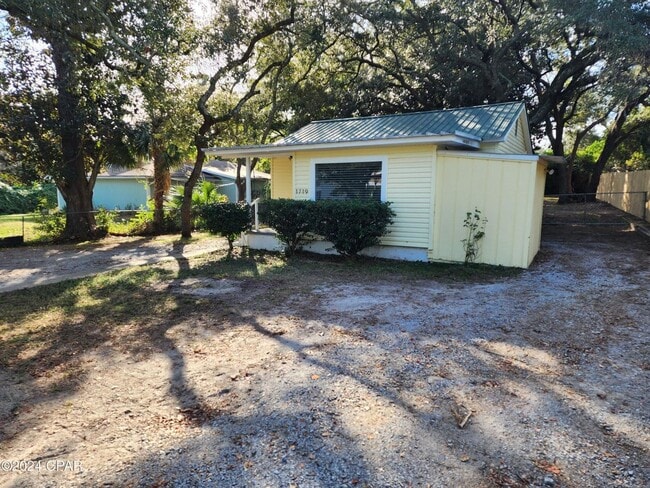 Building Photo - Tiny home vibe on a large private lot!!