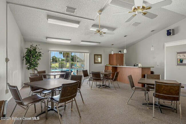 Building Photo - 2175 Golf Isle Dr