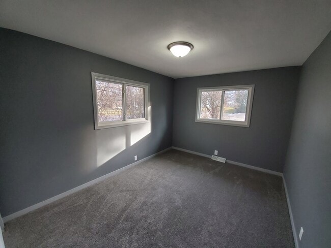 Building Photo - Private 3 bedroom home