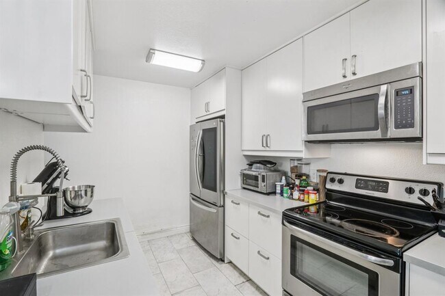 Building Photo - 5801 Thunderbird St