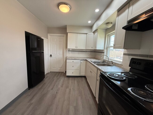 Building Photo - 325 E Englewood Ave