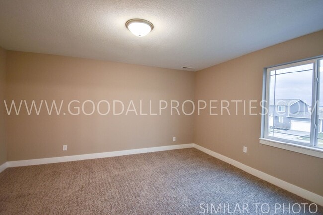 Building Photo - Wonderful 5 bedroom, 3.5 bath with a finis...