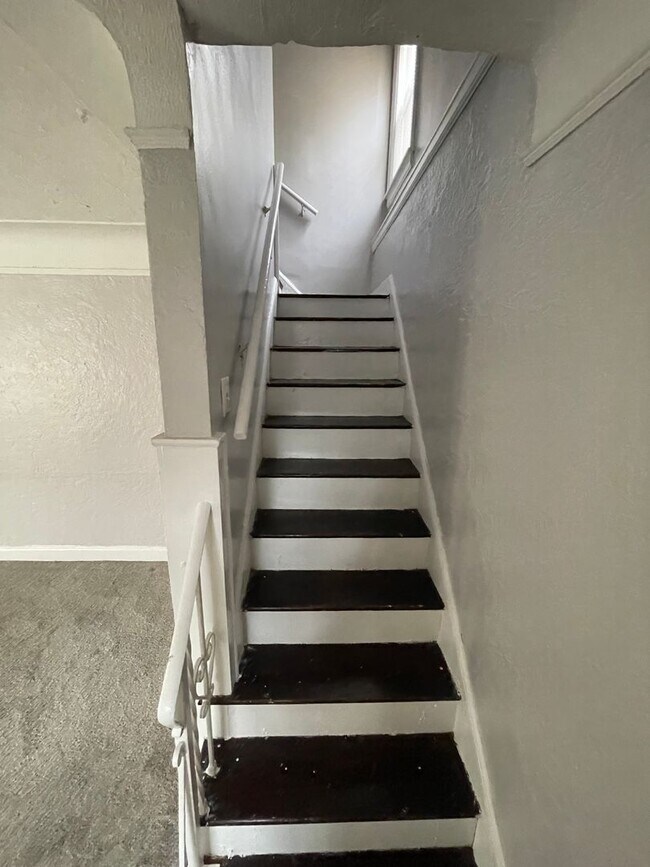 Building Photo - SECTION 8 ONLY! INSPECTION READY 3-BEDROOM...