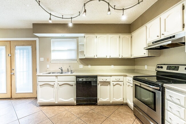 Building Photo - Spacious 2 Bedroom Townhome with Carport!