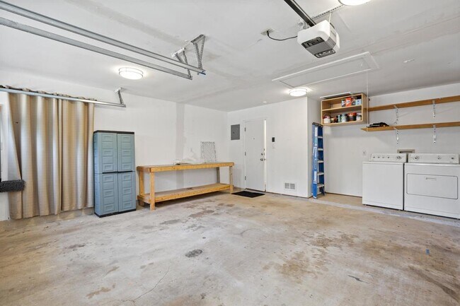 Building Photo - 2401 Stone River Dr