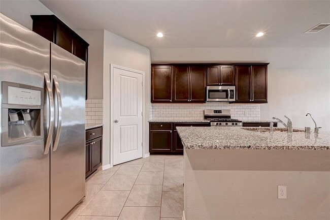 Building Photo - 611 Harvest Bluff Dr