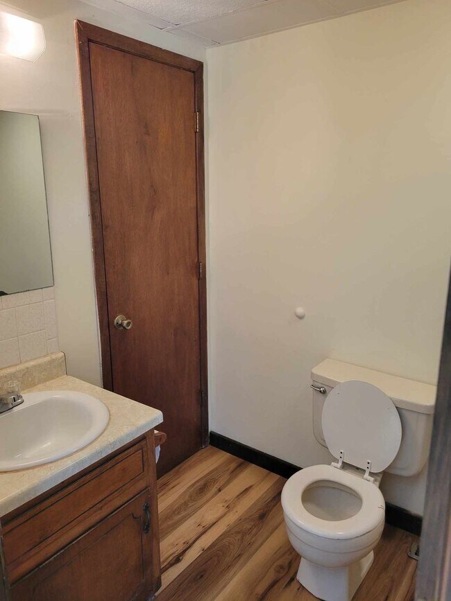 Building Photo - 3 bedroom 1.5 bathroom townhouse for rent