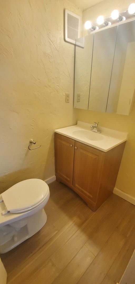 Building Photo - 218 N Oakland Ave