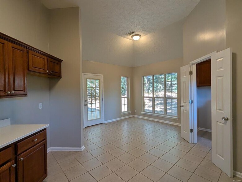 Building Photo - 45 Honeysuckle Ct