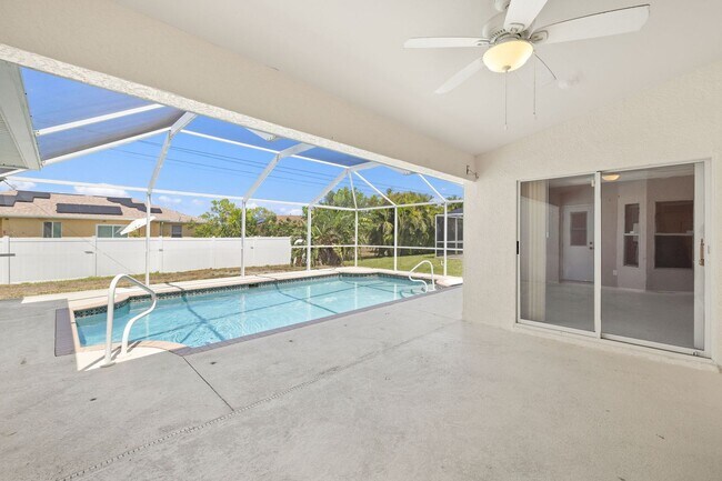 Building Photo - 3 Bed 2 Bath Pool Home