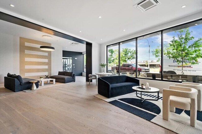 Building Photo - Parking Included + Amenities + 1.5 Month F...