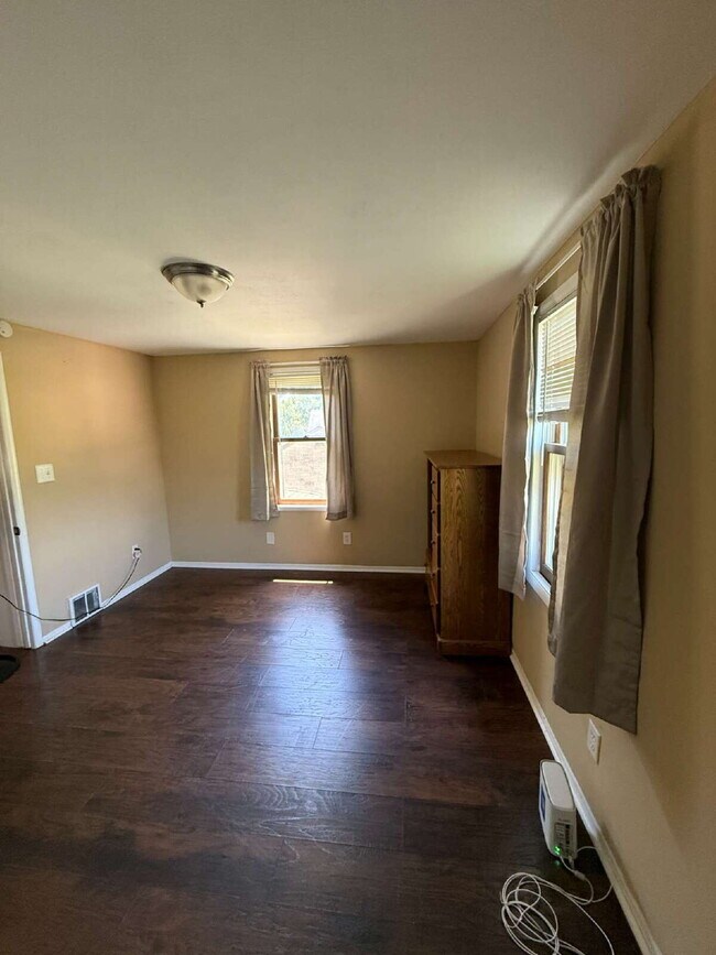 Building Photo - Charming 2 Bedroom 1 Bathroom with small b...