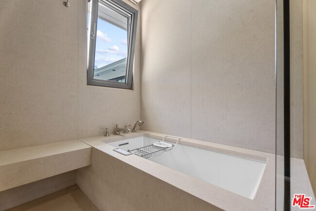 Building Photo - 10630 Somma Way