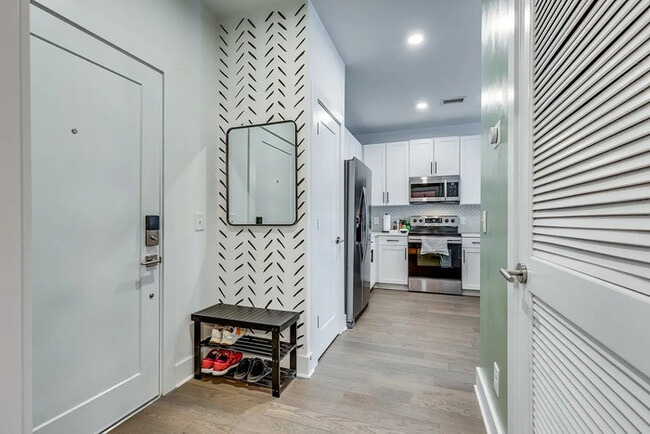 Building Photo - Stylish Updated Apartment Minutes from Downtown