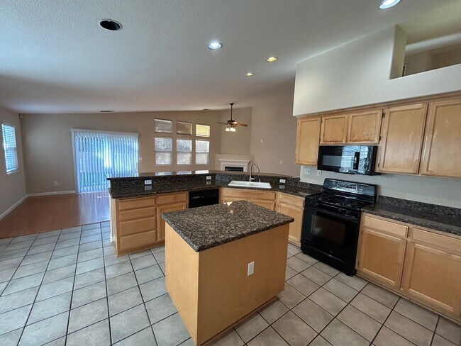 Building Photo - Beautiful 4 Bedroom, 2.5 Bath Deer Valley ...