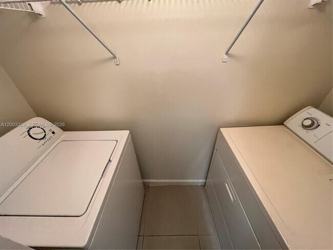 Building Photo - 9833 Westview Dr