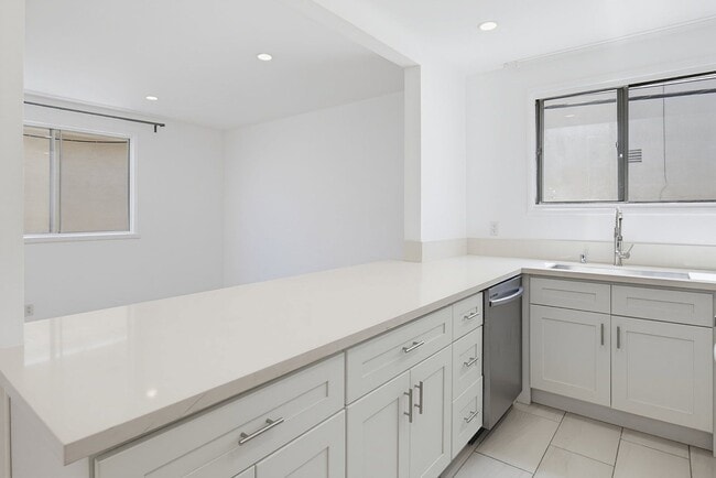 Building Photo - 337 Rexford Dr