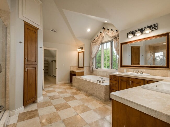 Building Photo - 9 Foxtail Cir