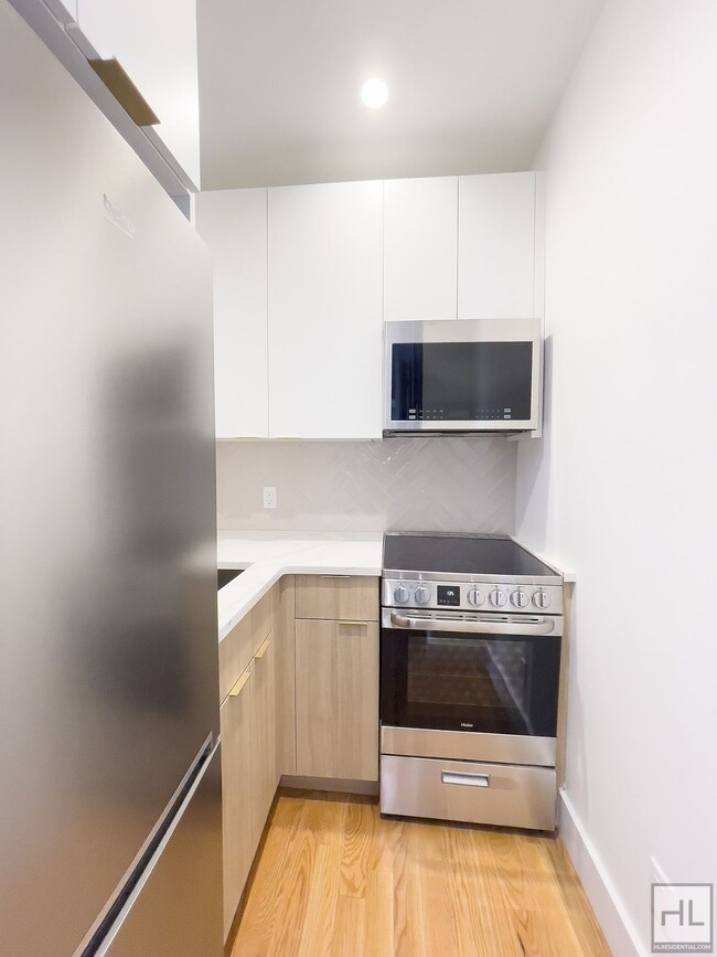 Building Photo - East 93 Street / Spacious 1-Bedroom 1-Bath...