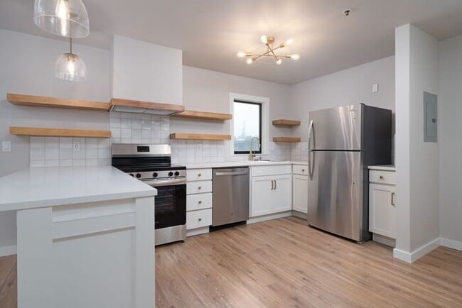 Building Photo - Modern Waterfront Living at The McCormick Pier! Call TODAY to schedule a tour! 503-664-4101