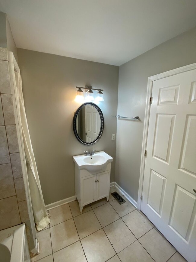 Building Photo - 3 bed 2 bath House in Germantown