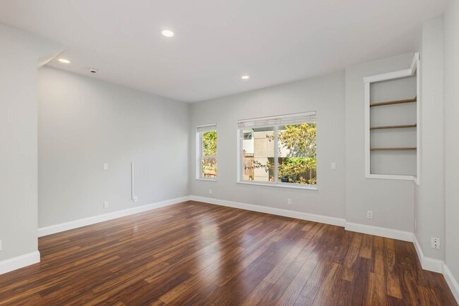 Building Photo - Lovely 3 Bedroom Townhome - Attached Garage